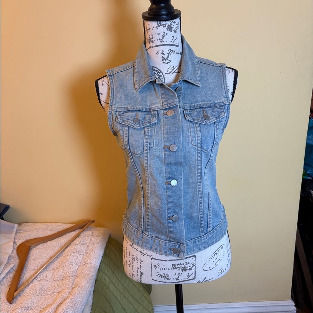 GAP jean vest XS light blue wash, cotton spandex blend